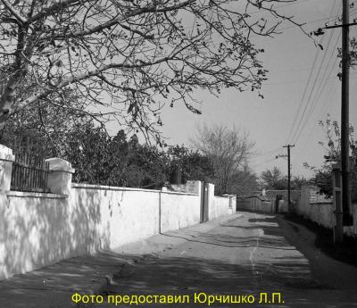 Прикрепленное изображение: 513 Симферополь. ул.Лермонтова. Вид с ул.Лермонтова на ул.     11.1976г. (Копировать).jpg